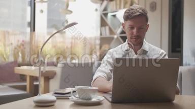 商人坐在咖啡馆里工作。 使用计算机设备的人。 务和创业精神..